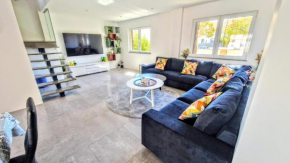Big house with pool - 5 min walk to beach